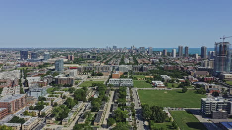 Sobrevuelo-Aéreo-De-Chicago-Illinois-V53-Drone-Capturando-El-Paisaje-Urbano-Y-Las-Filas-De-Viviendas-Públicas-Verdes-Cabrini-Cerca-Del-Casco-Antiguo-Del-Lado-Norte-Durante-El-Día---Agosto-De-2020