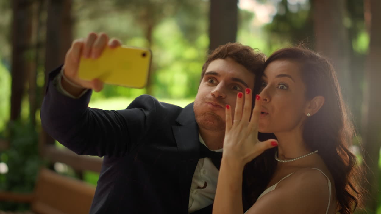 hombre y mujer juguetones haciendo selfies al aire libre