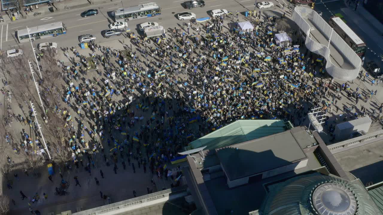 беспилотник над художественной галереей ванкувера с видом на сторонников украины, протестующих против российского вторжения в британской колумбии, канада