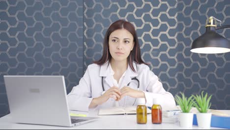 una mujer médica emocional y llorosa.