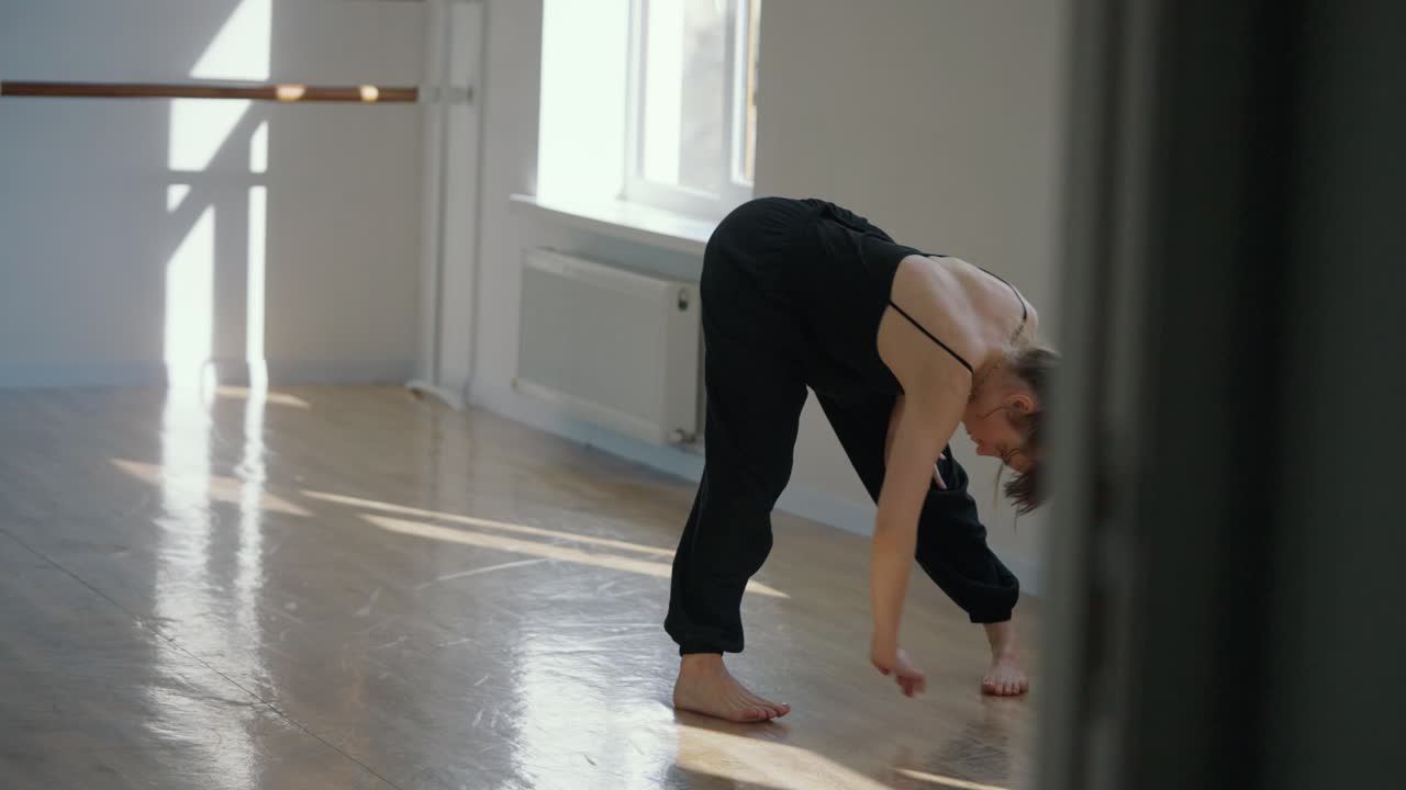 스튜디오에서 춤을 추는 여자