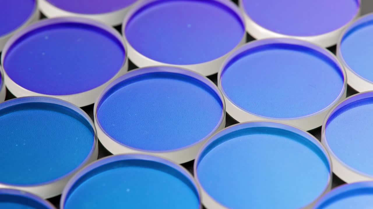 fondo giratorio en bucle de marco completo de piezas de vidrio redondas planas en superficie negra plana