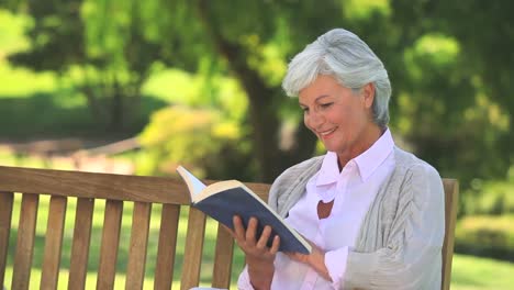 mujer madura leyendo un libro