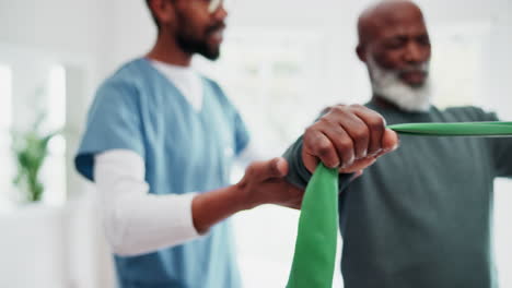 fisioterapia, mano y resistencia con un negro