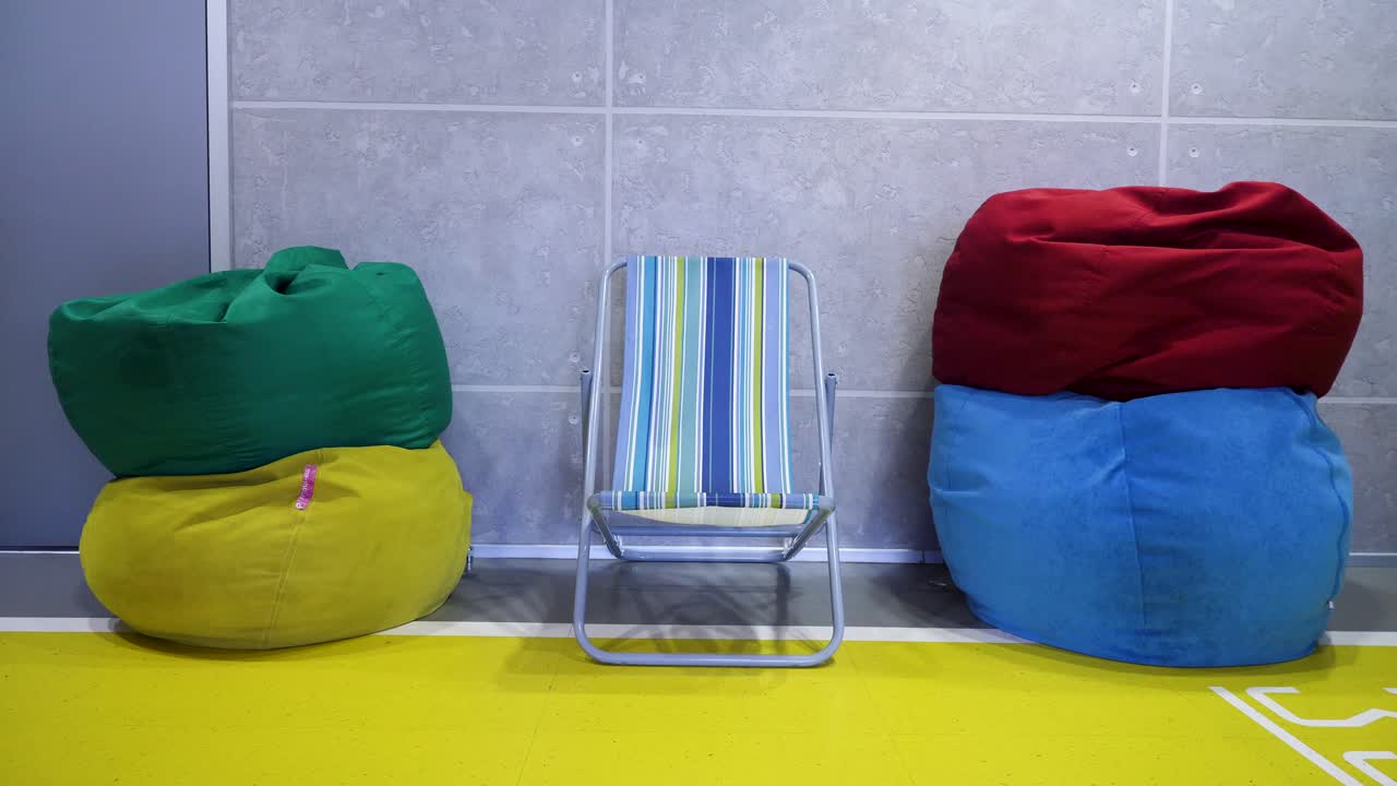 sillas de bolsas de frijol de colores y sillas de salón