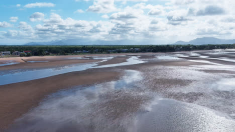 Toma-Aérea,-Seguimiento-Hacia-Adelante,-Charcas-De-Marea-Baja-En-Las-Playas-De-Arena-De-Forest-Beach,-Extremo-Norte-De-Queensland,-Australia