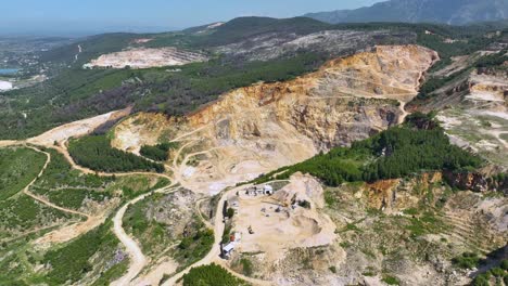 mina de cantera en el lado de la montaña cavando más profundamente en el suelo