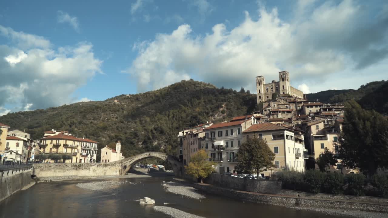 pintoresco pueblo de montaña italiano con río y puente