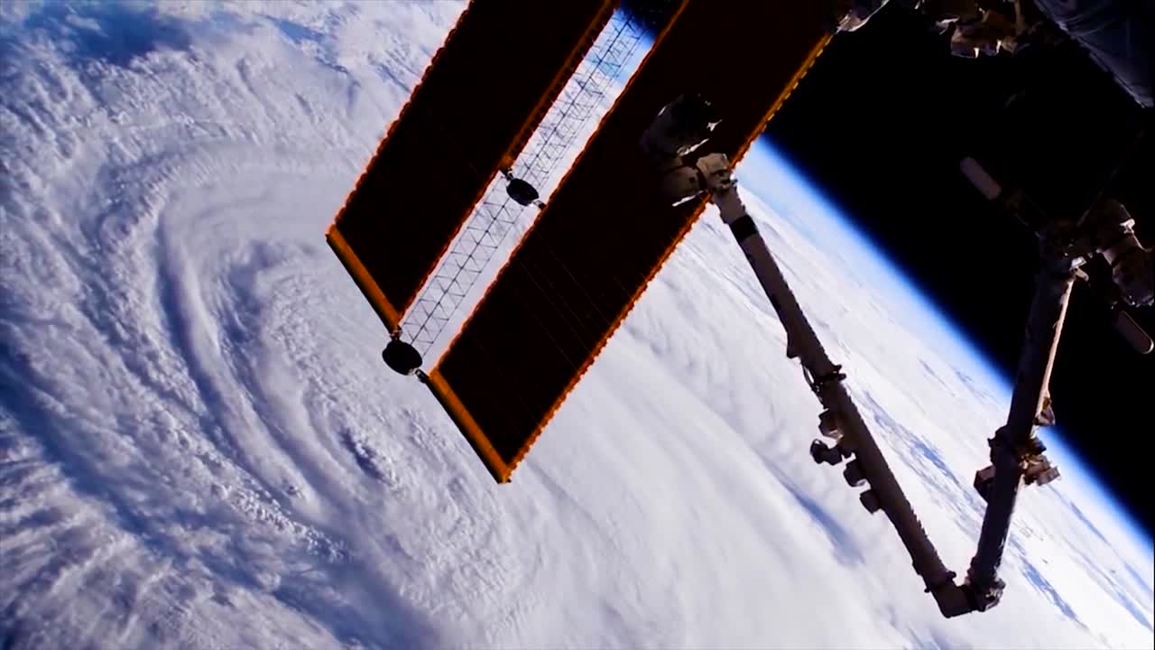 Immagini dalla Stazione Spaziale della NASA dell'uragano Florence che si avvicina alla costa del Nord America