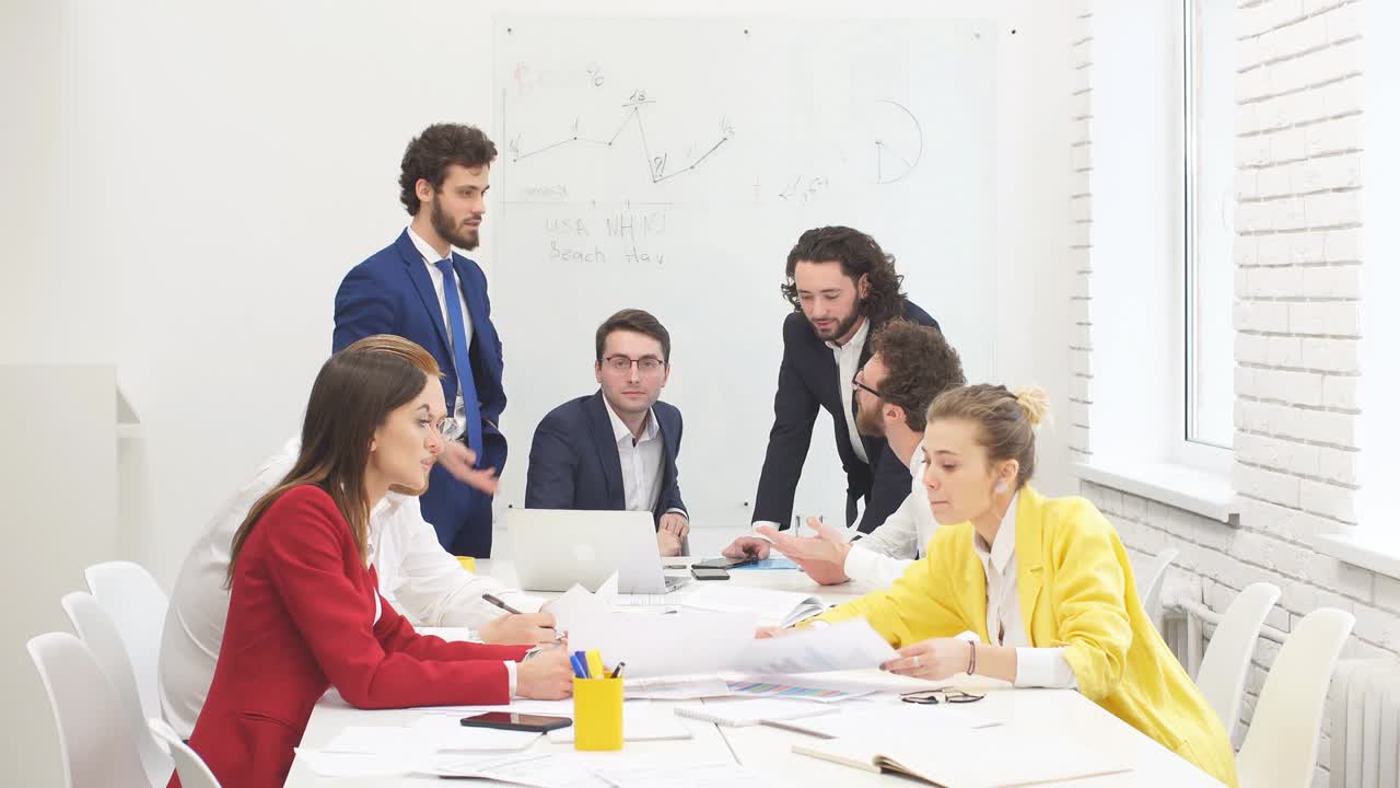 equipo de negocios positivo en la oficina