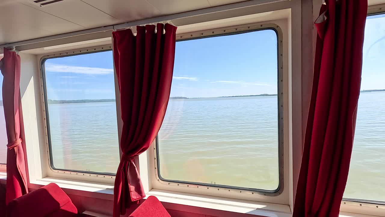 창문을 통해 강을 볼 수 있는 기차 타기