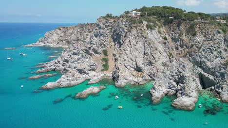 acantilado de capo vaticano, faro, mar mediterráneo azul y costa de calabria, sur de italia - antena 4k dando vueltas