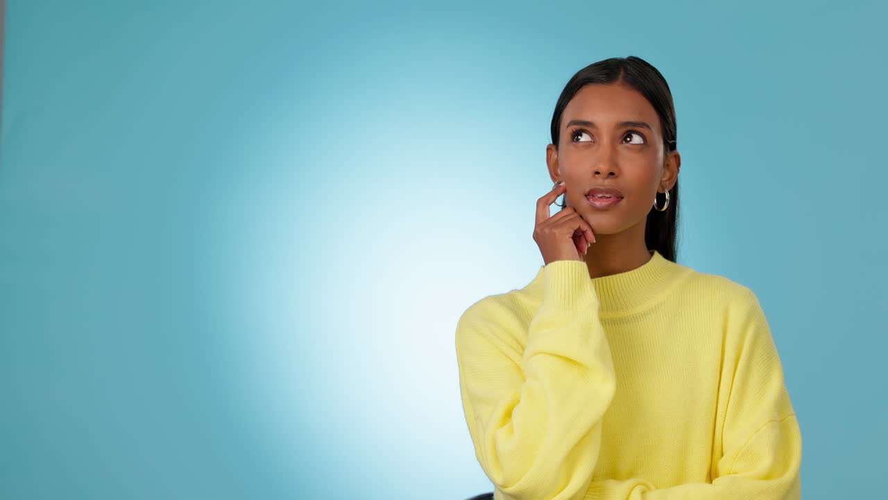 pensamiento, mujer y espacio de maqueta en el estudio