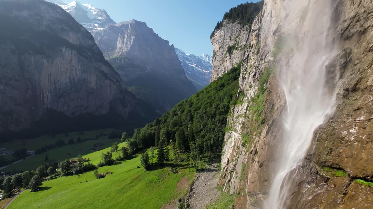 con casi 300 metros de altura, esta cascada es la cascada de caída libre más alta de suiza.
