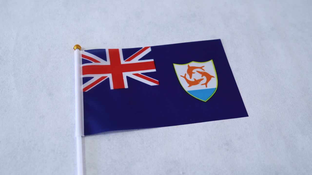 白い背景にアンギラ国旗。イギリス海外領土の旗のコンセプト。
