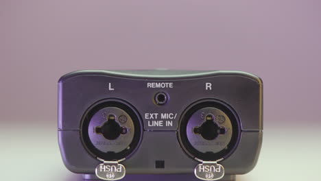 la parte trasera de un preamplificador de micrófono estéreo