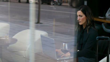 Side-view-of-beautiful-caucasian-businesswoman-working-on-laptop-in-a-modern-hotel-4k