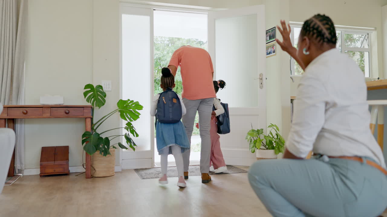 흑인 가족, 어머니와 아이들에게 손을 흔들고