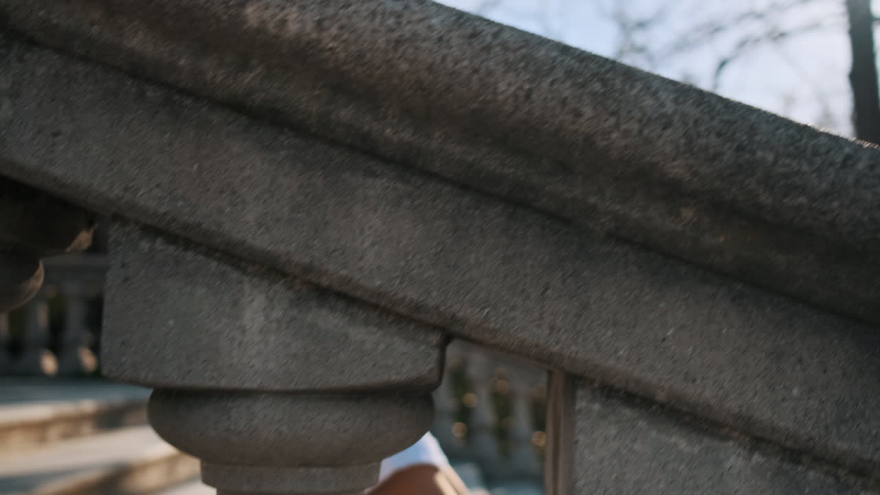 спортивная женщина с футбольным мячом в руках на открытом воздухе.