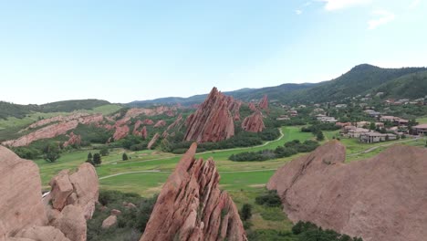 el avión no tripulado vuela sobre la formación rocosa y revela el paisaje natural escénico del campo de golf arrowhead