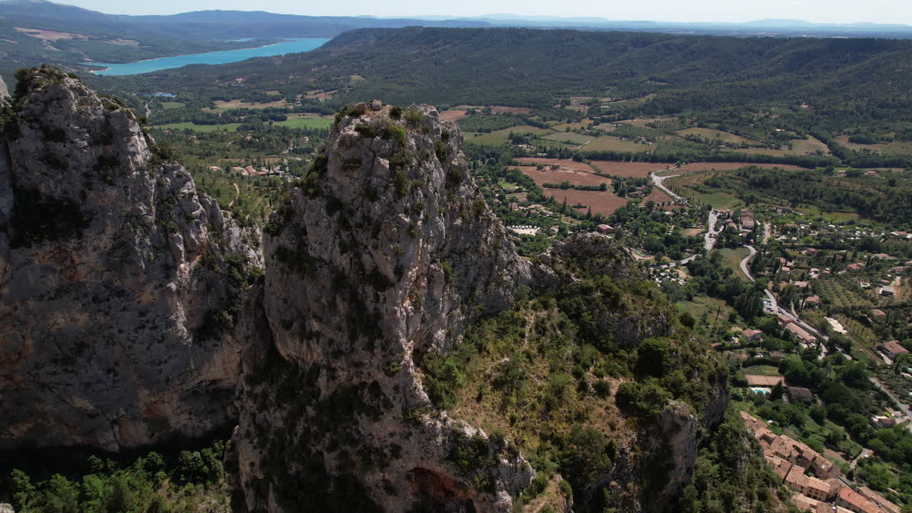 descubriendo el pueblo de moustiers-sainte-marie a lo largo de las montañas fotografía aérea de un día soleado