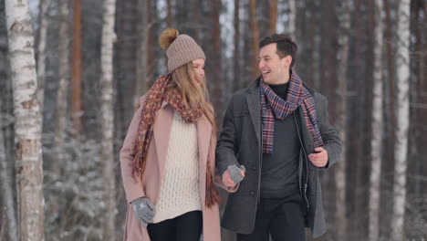 Feliz-Pareja-Joven-En-Winter-Park-Divirtiéndose.-Familia-Al-Aire-Libre.-Amar