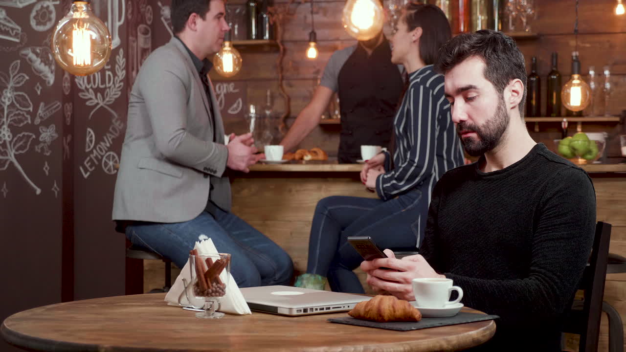 gente en una cafetería