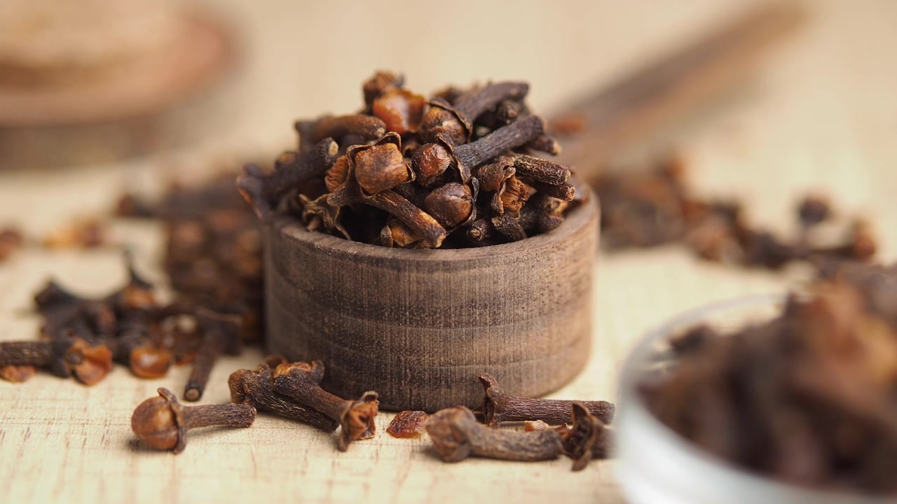 Cravos-da-Índia Secos Aromáticos em uma Tigela de Madeira Rústica