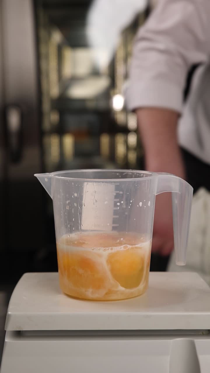 Chef preparando huevos para hornear