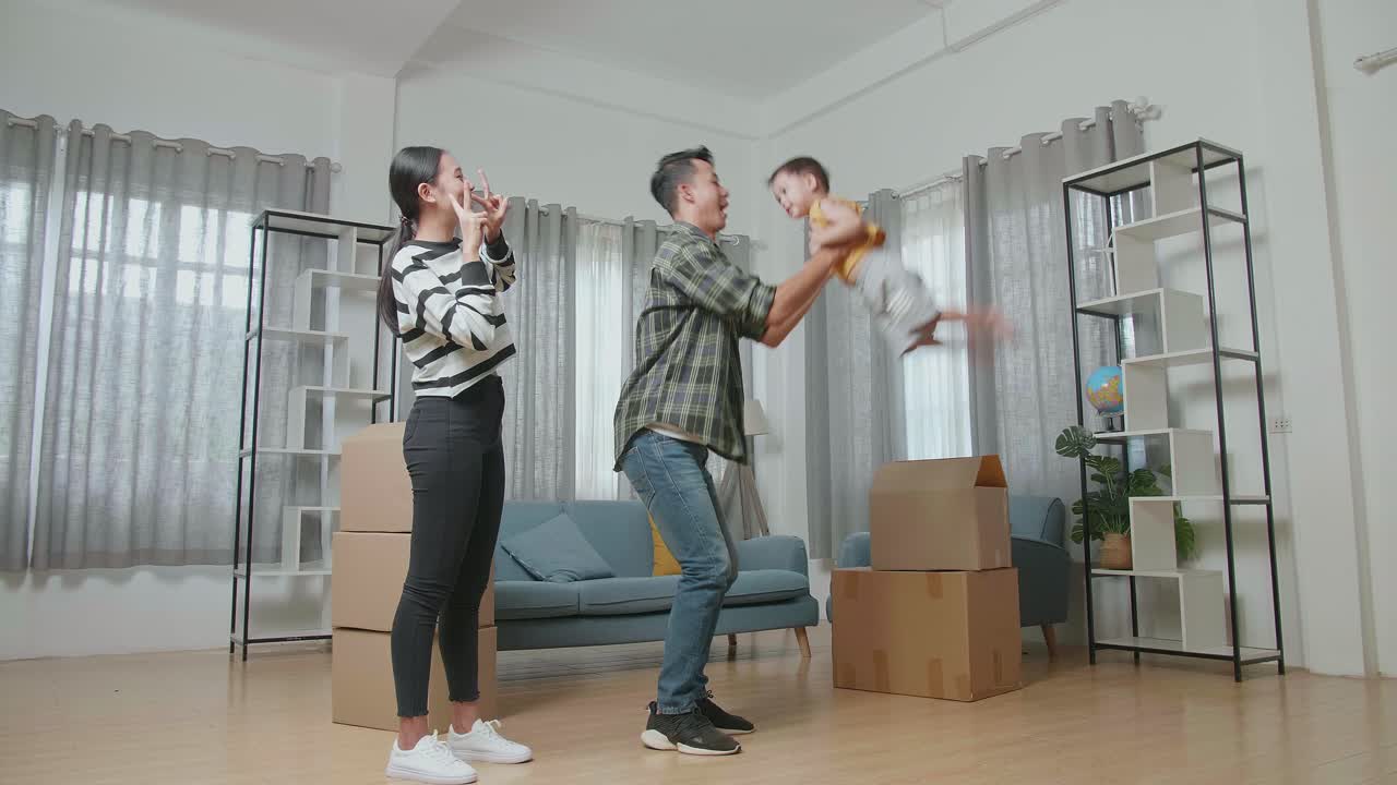 familia feliz mudándose