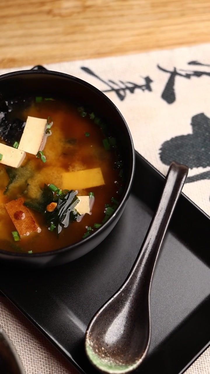 Ciotola di zuppa di miso tradizionale giapponese con tofu e alghe