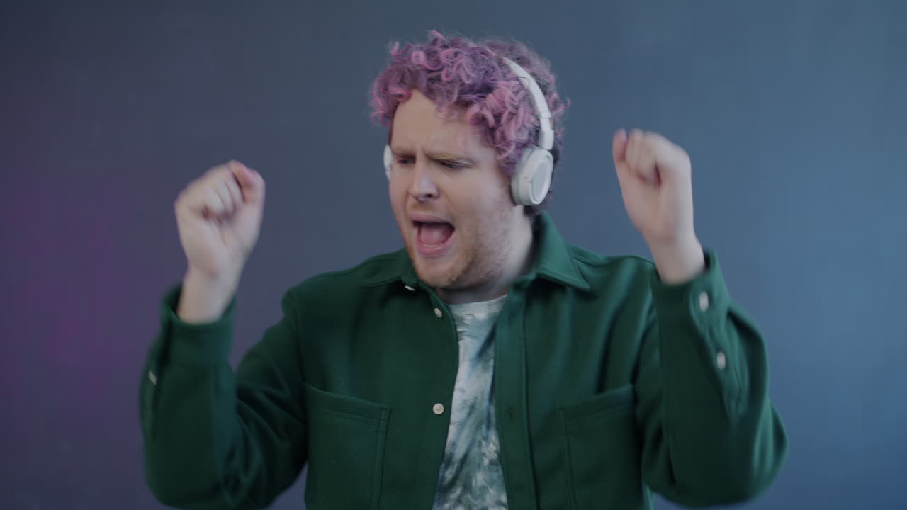 헤드폰을 들고 춤추는 남자