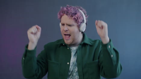 hombre bailando con auriculares