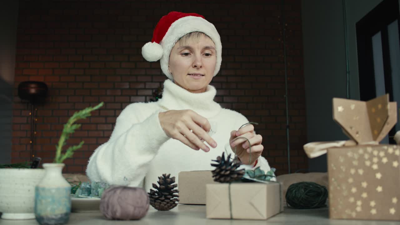 mujer envolviendo regalos de Navidad