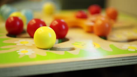 cerca de un juguete de madera colorido para niños