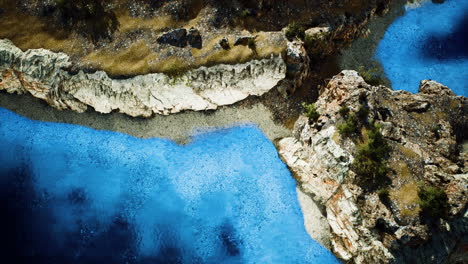 vista aérea desde un avión no tripulado de una isla rocosa en el océano atlántico