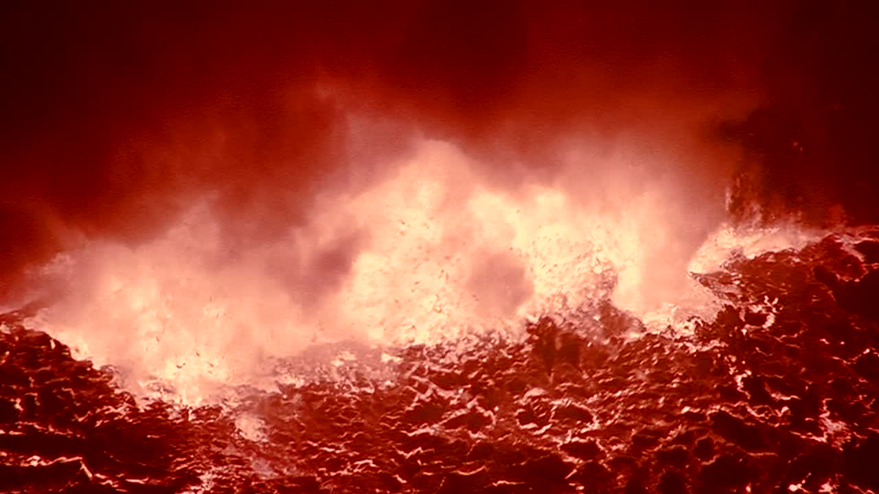 콩고민주공화국에서 밤에 분출하는 장관을 이루는 니라곤고 화산은 지옥의 불을 암시한다