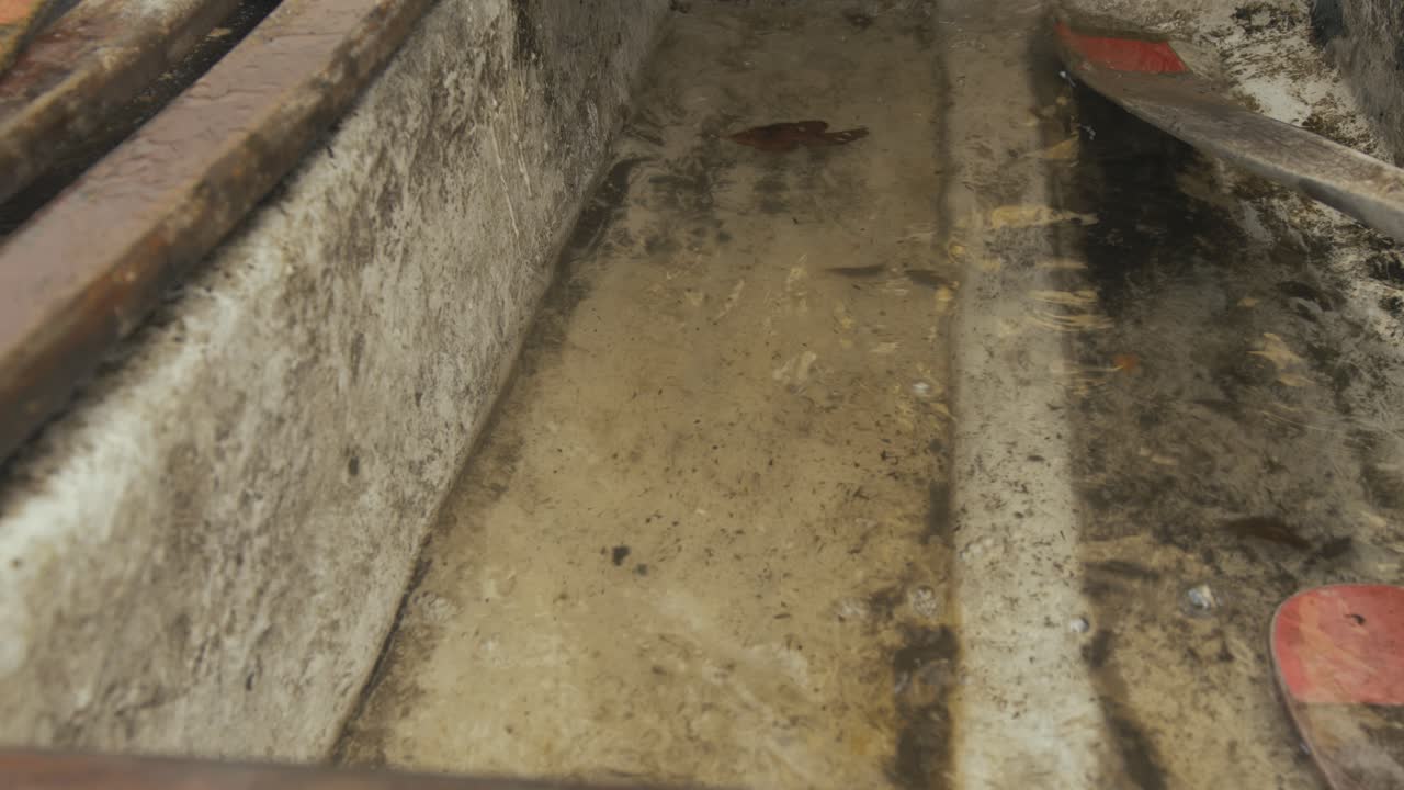 barco de pesca de fibra de vidrio con cubo