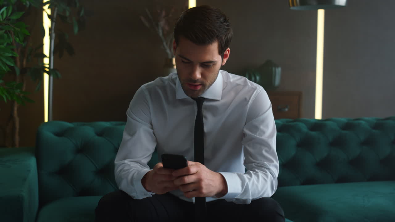 uomo seduto sul divano