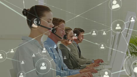 animazione della rete di connessioni su uomini d'affari che indossano cuffie telefoniche