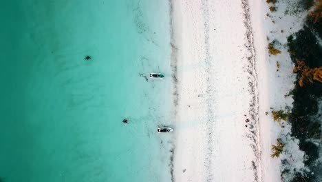 Suave-Mantecosa-Vista-De-Pájaro-Vista-Superior-Toma-De-Drone-De-La-Línea-De-La-Costa-De-La-Playa