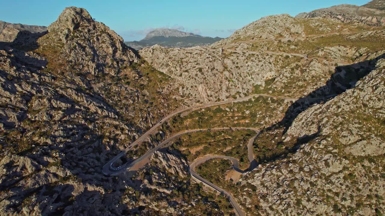 carretera sinuosa de nus de sa corbata en coll dels reis paisaje montañoso rocoso en mallorca, islas baleares, españa