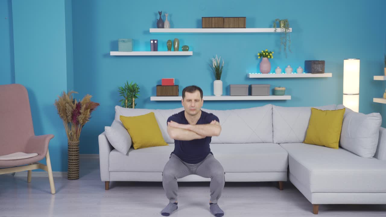 성숙한 남자가 집에서 훈련하고, 운동을 하고 있습니다.