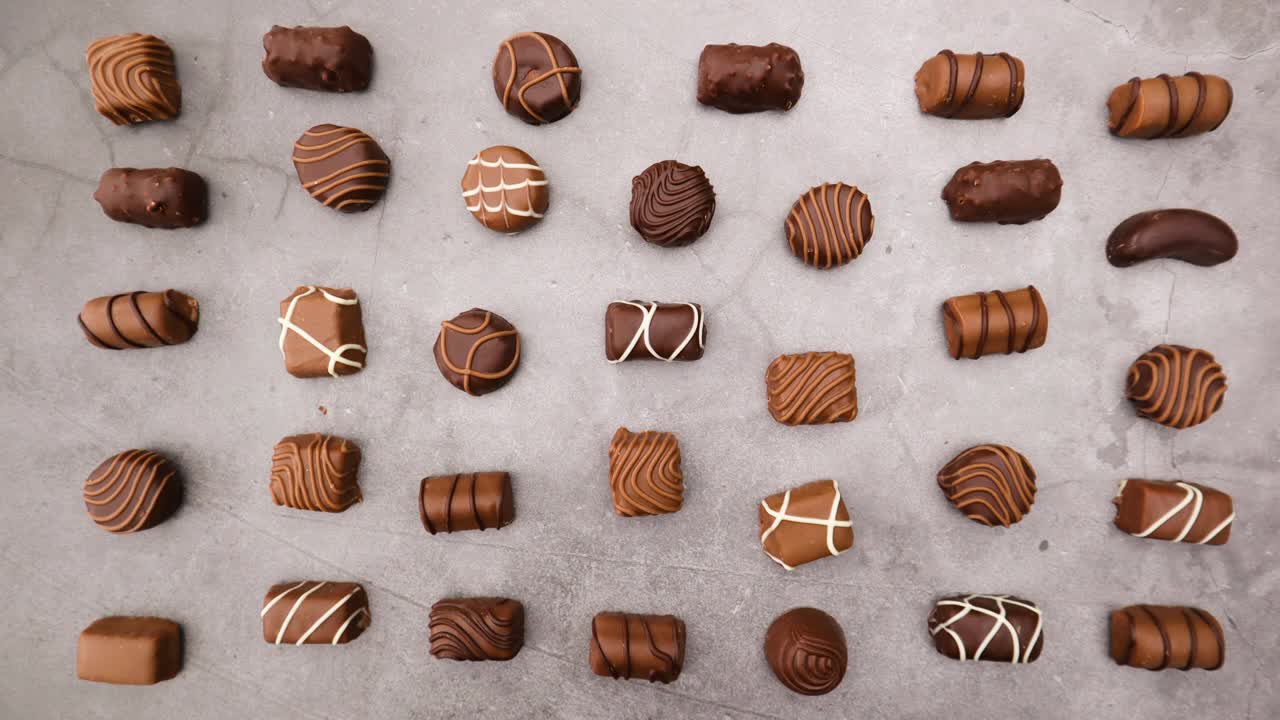 chocolates de diferentes formas moviéndose en círculo - detener el movimiento