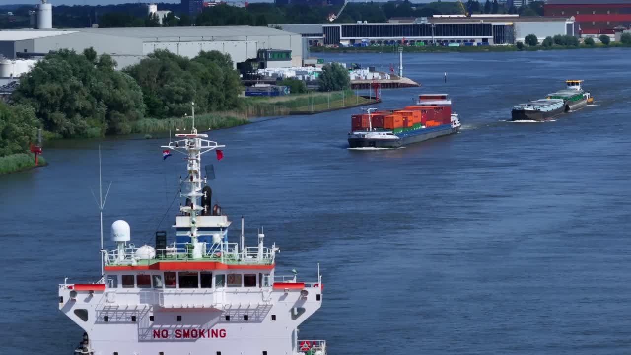 ⁇ 커 및 화물 선박