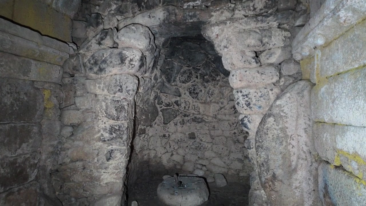 Câmara de pedra Forno da Santa em Santa Marina de Augas Santas, Allariz, Ourense, Galiza, Espanha, tomada inclinada ascendente de estabelecimento
