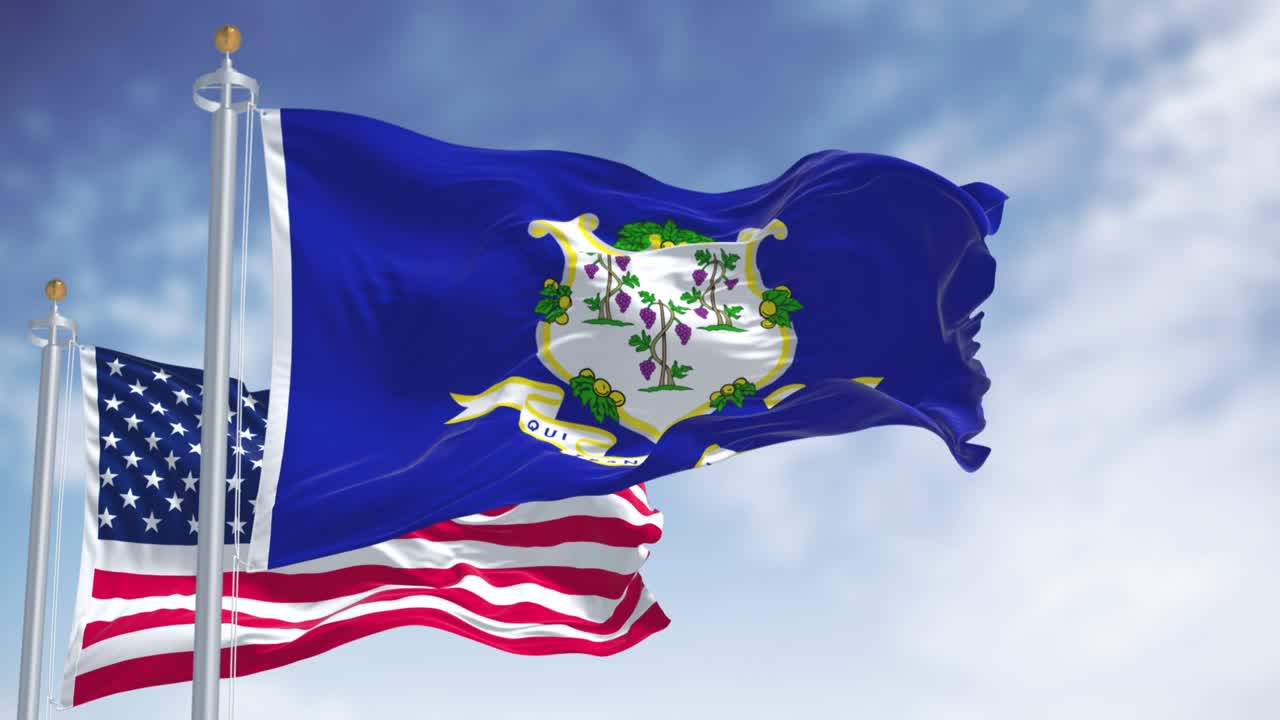 코네티 주 국기가 미국 국기와 함께 흔들리고 있다.