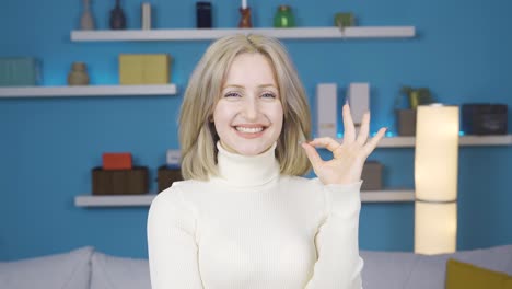 Schöne-Junge-Frau-Stimmt-Zu,-Mag-Zufriedenen-Und-Coolen-Look.