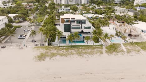 moderno y lujoso inmueble justo en la playa rodeado de palmeras y arena en fort lauderdale florida