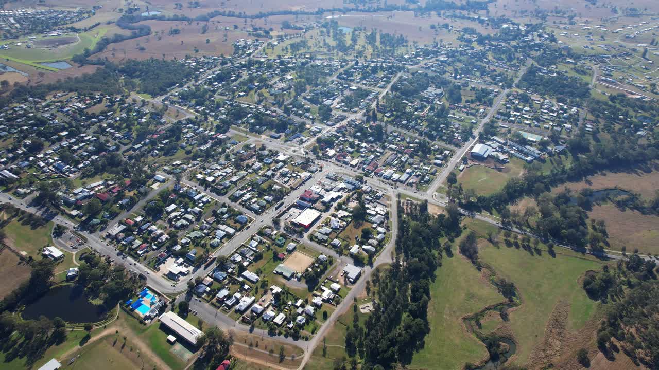 la ciudad de kilcoy en queensland, australia - panorámica aérea